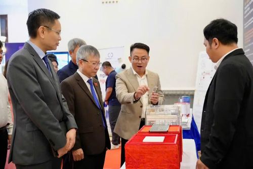 Lãnh đạo Trung ương và thành phố tham quan triển lãm trước phiên khai mạc Tuần lễ Kinh tế, Tài chính và Công nghệ Đà Nẵng 2026.