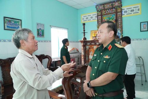 Thiếu tướng Nguyễn Thành Trung, Chính ủy Bộ Tư lệnh TP Hồ Chí Minh thăm hỏi thân nhân Liệt sĩ Huỳnh Văn Quên.