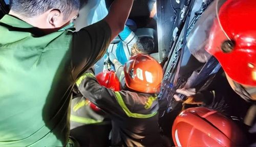 Giữa mớ sắt thép chằng chịt, hỗn độn, cán bộ chiến sĩ cứu nạn, cứu hộ tiếp cận để giải cứu nạn nhân.