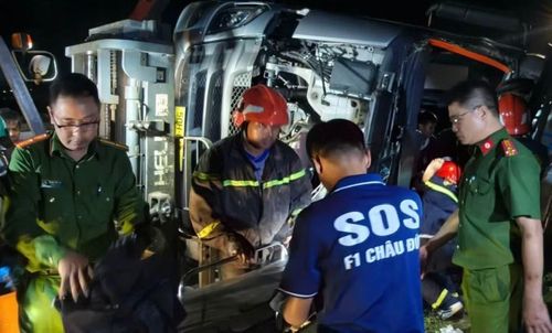 Niềm vui của người lính cứu nạn cứu hộ là đưa được nạn nhân ra ngoài an toàn.