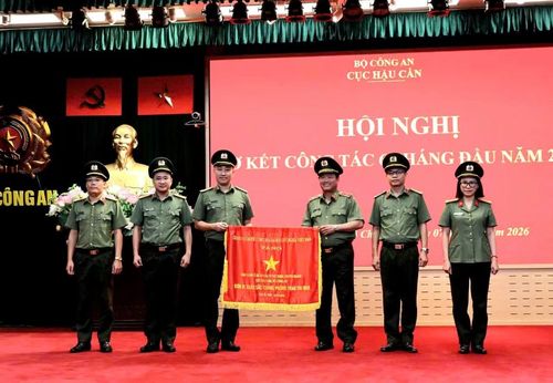 Thừa ủy quyền của Thủ tướng Chính phủ, Thiếu tướng Phạm Văn Sơn trao Cờ thi đua xuất sắc của Chính phủ tặng Ban Quản lý dự án đầu tư xây dựng chuyên ngành của Cục Hậu cần.