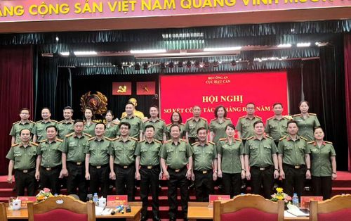 Thiếu tướng Phạm Văn Sơn, lãnh đạo Cục, lãnh đạo các đơn vị và các đại biểu tại hội nghị.