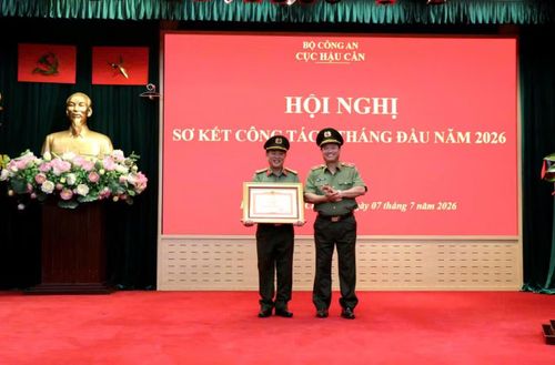 Thừa ủy quyền của Thủ tướng Chính phủ, Thiếu tướng Phạm Văn Sơn trao Bằng khen của Thủ tướng Chính phủ tặng Đại tá Lê Thanh Hùng, Phó Cục trưởng Cục Hậu cần.