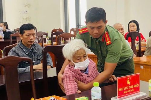 Cán bộ chiến sĩ tận tâm với công việc.