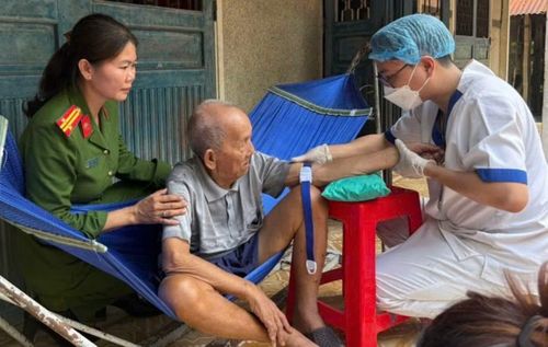 Công an xã đến tận nhà thân nhân liệt sĩ lấy mẫu ADN.