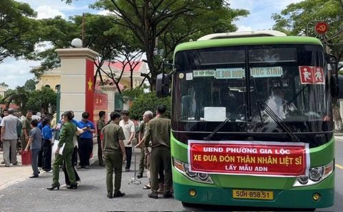 Công an các phường, xã đưa đón thân nhân các liệt sĩ đến các điểm lấy mẫu ADN.