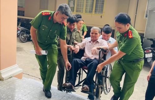 Hỗ trợ người lớn tuổi đến lấy mẫu ADN.
