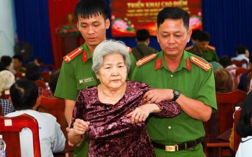 Những hình ảnh đẹp về người cán bộ chiến sĩ Công an tỉnh Tây Ninh trong những ngày lấy mẫu ADN cho thân nhân các liệt sĩ.
