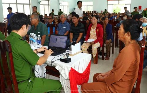 Hàng ngày rất đông thân nhân của các liệt sĩ đến các điểm lấy mẫu ADN.