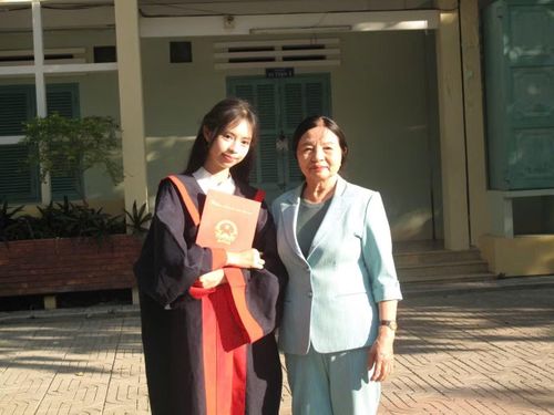 Thượng tá Lê Thị Minh Hãnh cùng đứa cháu ngoại. Ảnh: NVCC.