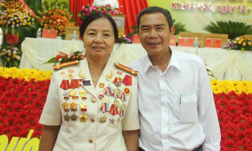 Thượng tá Lê Thị Minh Hãnh, Anh hùng lực lượng vũ trang, chụp ảnh lưu niệm cùng tác giả - phóng viên Báo CAND tại một hội nghị ở Khánh Hòa.