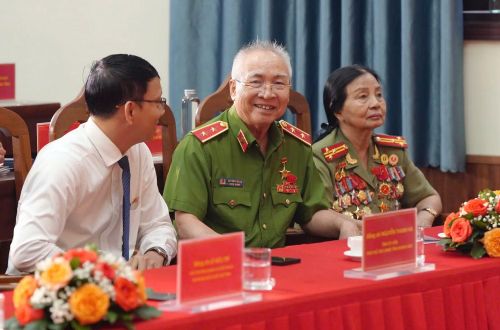 Ông Nguyễn Thanh Hà, Phó Chủ tịch UBND tỉnh Khánh Hòa trò chuyện với Trung tướng Cao Minh Nhạn, Anh hùng lực lượng vũ trang, nguyên Phó tổng cục trưởng Tổng cục Cảnh sát - Bộ Công an, nguyên Giám đốc Công an tỉnh Khánh Hòa (ngồi giữa) và Thượng tá Lê Thị Minh Hãnh - Anh hùng lực lượng vũ trang (bên phải).