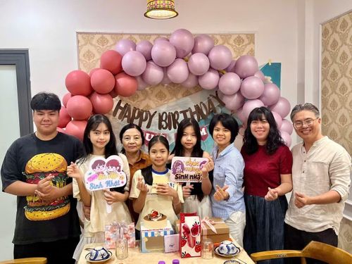 Thượng tá Lê Thị Minh Hãnh (thứ ba, từ trái sang) cùng các con, cháu trong một ngày vui của gia đình. Ảnh: NVCC.
