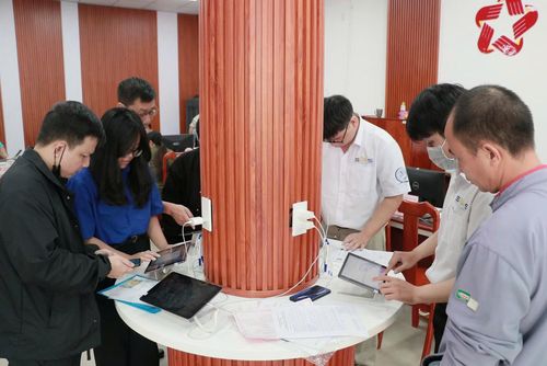 Người dân nộp hồ sơ trực tuyến ngay tại trung tâm dịch vụ hành chính công của một phường.