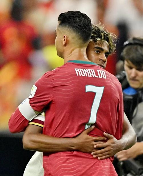 Cái ôm giàu ý nghĩa giữa Ronaldo và Lamine Yamal. Ảnh: Reuters.