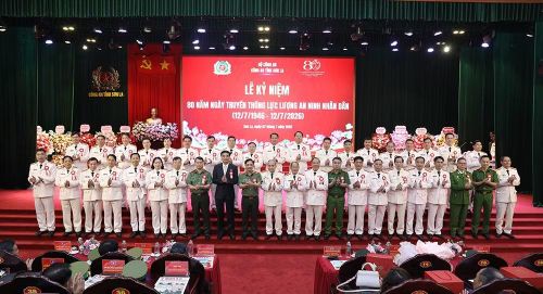 Các đại biểu chụp ảnh lưu niệm.