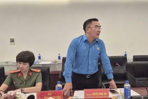 Ông Nguyễn Lương Tâm, Chủ tịch Công đoàn Y tế Việt Nam phát biểu tham luận.