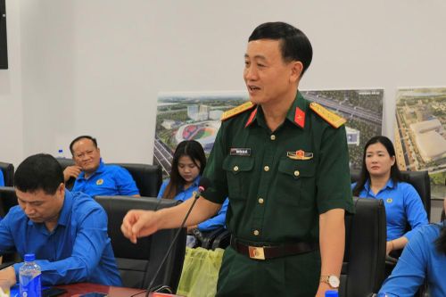  Đại diện Công đoàn Quốc phòng phát biểu tham luận tại hội nghị. 