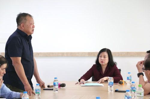 Giám đốc Bệnh viện Việt Đức Dương Đức Hùng báo cáo tiến độ chuẩn bị để đưa cơ sở 2 vào hoạt động.
