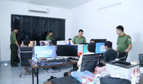 Các cán bộ Công an Bắc Ninh kiểm tra, xác định hành vi phạm tội của các đối tượng.