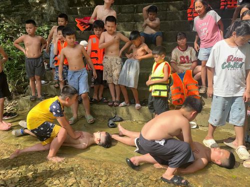 Học sinh được thực hành kỹ năng sơ cứu cơ bản, cứu hộ đuối nước đúng cách.