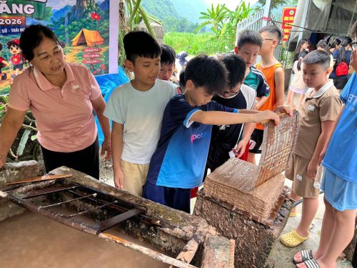 Em Triệu Nguyễn Quốc Huy, phường Nùng Trí Cao tham gia trải nghiệm văn hóa địa phương.