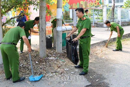 Cán bộ chiến sĩ đang thu gom rác làm sạch môi trường.