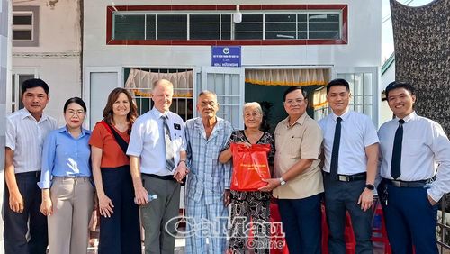 Ðoàn công tác Liên hiệp Các tổ chức hữu nghị tỉnh và nhà tài trợ đến thăm, nghiệm thu nhà mới và tặng quà cho gia đình ông Trần Tấn Bửu.