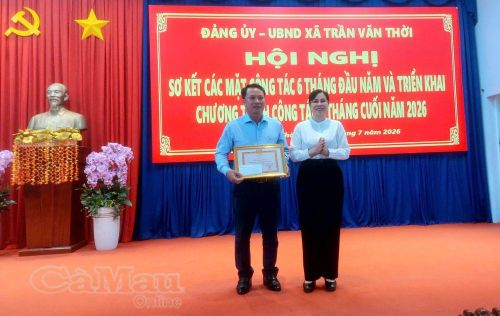 Dịp này, đồng chí Lê Thị Nhung, Ủy viên Ban Thường vụ Tỉnh ủy, Phó Chủ tịch Thường trực HĐND tỉnh, trao Bằng khen của Ban Thường vụ Tỉnh ủy tặng Chi bộ Trường Tiểu học 1 Trần Văn Thời đạt thành tích Hoàn thành xuất sắc nhiệm vụ 5 năm liền (2021-2025).