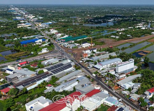 Trục giao nhau của những tuyến đường trọng điểm: Quốc lộ 1 - tuyến tránh Quốc lộ 1 - tuyến nối cao tốc, tạo nên bức tranh hạ tầng giao thông hiện đại, phát triển trên địa bàn Xã Lương Thế Trân.