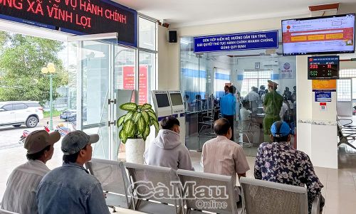 Tại Trung tâm Phục vụ hành chính công xã Vĩnh Lợi, người dân dễ dàng theo dõi tiến độ giải quyết thủ tục thông qua hệ thống bảng điện tử công khai, minh bạch quy trình.