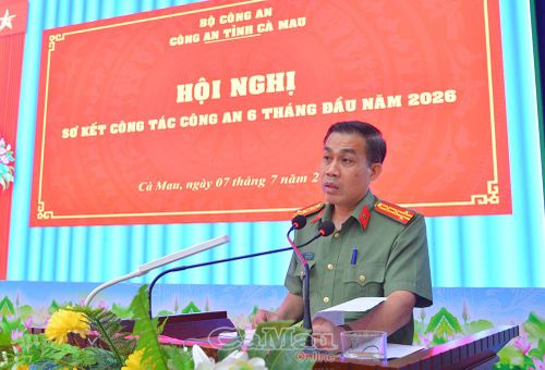 Đại tá Lê Tấn Vinh, Phó Bí thư Đảng ủy, Phó Giám đốc Công an tỉnh, báo cáo tkết quả công tác Công an 6 tháng đầu năm 2026.