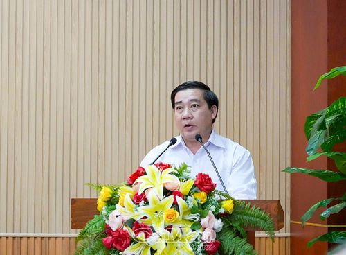  Đồng chí Lê Hoài Bảo, Phó Bí thư Đảng uỷ UBND tỉnh, trình bày Báo cáo tình hình thực hiện nhiệm vụ 6 tháng đầu năm, triển khai chương trình công tác 6 tháng cuối năm 2026 của Đảng uỷ.