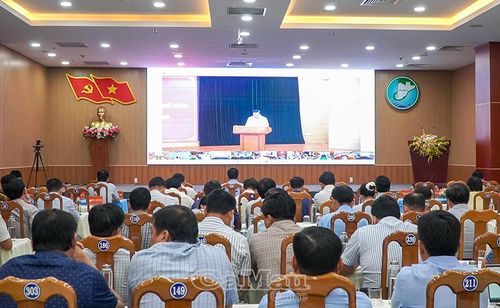 Đại biểu tại điểm cầu Cà Mau nghe phát biểu chỉ đạo của Bộ trưởng Bộ Xây dựng Trần Hồng Minh tại hội nghị.