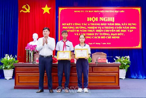 Chủ tịch UBND phường Bạc Liêu Lê Việt Xô trao khen thưởng cho 2 học sinh đoạt huy chương tại Giải thể thao học sinh phổ thông toàn quốc.