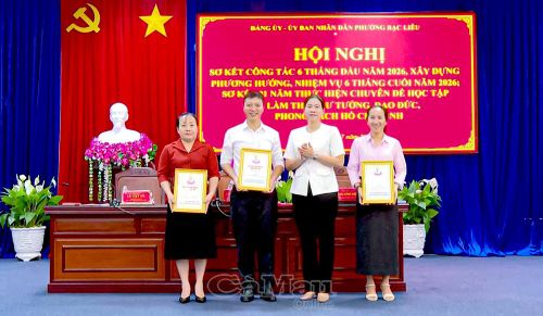 Đồng chí Tô Việt Thu, Ủy viên Ban Thường vụ Tỉnh ủy, Bí thư Đảng ủy, Chủ tịch HĐND phường Bạc Liêu, trao bảng tuyên dương 3 tập thể, 2 cá nhân tiêu biểu trong học tập và làm theo tư tưởng, đạo đức, phong cách Hồ Chí Minh.