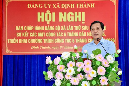 Đồng chí Nguyễn Trung Hiếu, Chủ tịch UBND xã Định Thành, báo cáo kết quả phát triển kinh tế - xã hội 6 tháng đầu năm 2026.