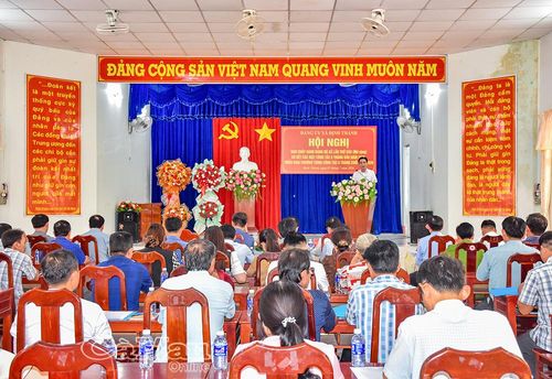 Đồng chí Trần Thanh Danh, Bí thư Đảng ủy xã Định Thành, báo cáo kết quả công tác xây dựng Đảng tại hội nghị.