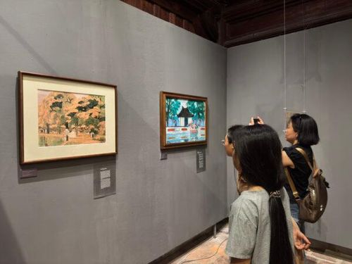 Những bức ảnh tư liệu, ký họa… và tranh của danh họa Bùi Xuân Phái được trưng bày tại triển lãm. Nguồn: Cổng TTĐT Sở VH&TT Hà Nội