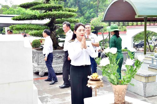 Phó Tổng Kiểm toán nhà nước. Hà Thị Mỹ Dung bày tỏ lòng thành kính trước sự hy sinh của các chiến sỹ, đặc biệt là 10 nữ thanh niên xung phong.