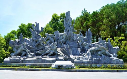Cụm tượng 10 nữ thanh niên xung phong được đặt ở vị trí gần trung tâm, trên triền núi Mũi Mác, diễn tả cảnh tượng 10 nữ thanh niên xung phong lao ra mặt đường san lấp các hố bom vừa bị máy bay Mỹ đánh phá.