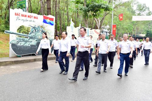 Trên mảnh đất từng nhuốm màu khói lửa, Đồng Lộc hôm nay đang hồi sinh mạnh mẽ… Ngã ba Đồng Lộc trở thành địa chỉ đỏ linh thiêng, mỗi năm, hàng chục nghìn lượt khách tìm về.