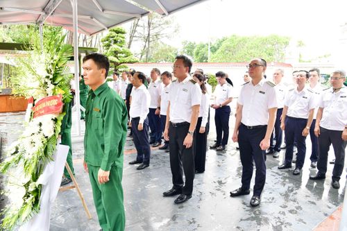 Tổng Kiểm toán nhà nước Nguyễn Hữu Nghĩa và Đoàn công tác dâng hương tại Bia Tổ quốc ghi công 10 nữ thanh niên xung phong thuộc Khu di tích Ngã ba Đồng Lộc.