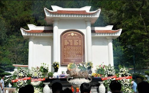 Tấm bia Tổ quốc ghi công ở khu mộ 10 cô gái: Tại mảnh đất thiêng liêng này, lúc 16h ngày 24/7/1968, Tiểu đội 10 nữ thanh niên xung phong đã anh dũng hy sinh, hiến trọn tuổi thanh xuân để nối liền mạch máu giao thông Hậu phương lớn với Tiền tuyến lớn, góp phần cho Tổ quốc toàn thắng. Tên tuổi 10 cô mãi mãi được nhân dân cả nước và bạn bè thế giới nhắc đến như một kỳ tích anh hùng của dân tộc Việt Nam