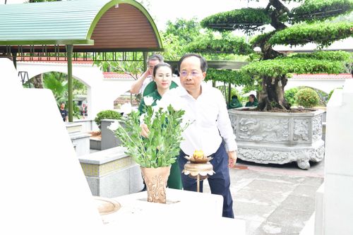 Bí thư Tỉnh ủy Hà Tĩnh Nguyễn Duy Lâm dâng hoa, thắp nén tâm nhang lên mộ phần các nữ thanh niên xung phong hy sinh.