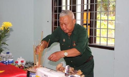 Cựu chiến binh đến thắp hương cho các liệt sĩ được tìm thấy.