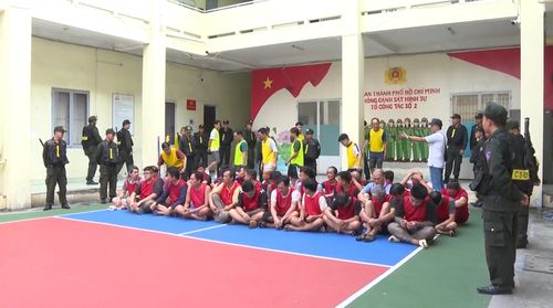 Các đối tượng trong 2 đường dây cá độ bóng đá. (Ảnh: Công an cung cấp)