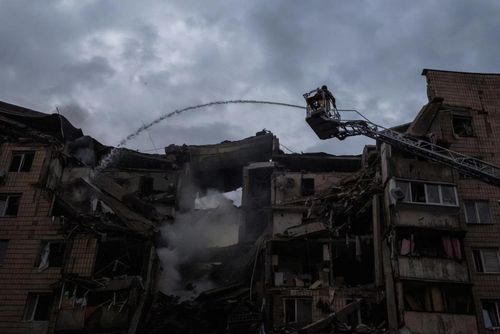 Hiện trường sau cuộc không kích của Nga tại Kiev. (Ảnh: Reuters)