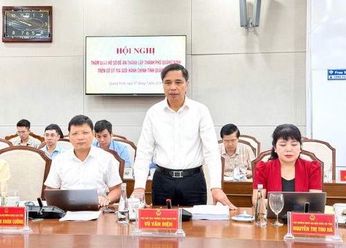 Ông Vũ Văn Diện, Phó Chủ tịch thường trực UBND tỉnh Quảng Ninh, báo cáo đề án thành lập thành phố Quảng Ninh.
