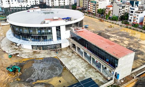 Điểm nổi bật của dự án là tầng hầm rộng khoảng 5.000 m², được bố trí làm nơi trông giữ phương tiện cho hành khách. Theo thông tin từ dự án, đây là bến xe khách đầu tiên của Hà Nội được thiết kế tầng hầm với quy mô lớn, góp phần tăng khả năng phục vụ và giảm áp lực đỗ xe tại khu vực mặt đất.